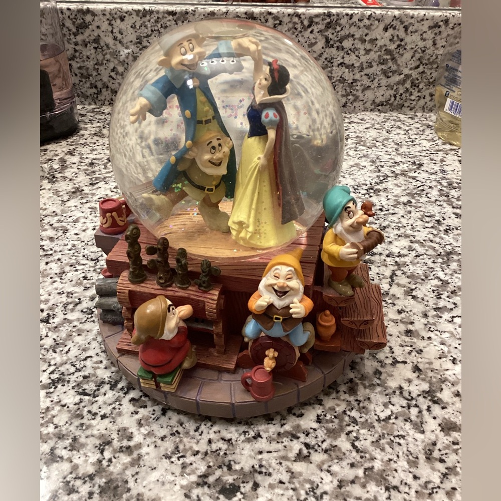 DISNEY SNOW WHITE & THE SEVEN DWARFS MUSICAL 'I WHISTLE A HAPPY TUNE' SNOWGLOBE